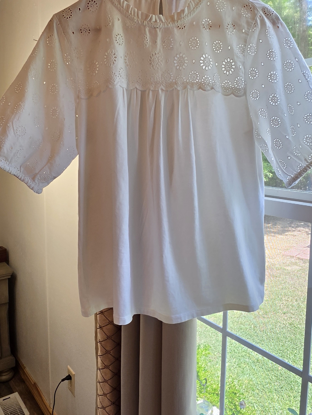 crown & ivy White Eyelet Yoke Short Sleeve Blouse Size M 100% Cotton
